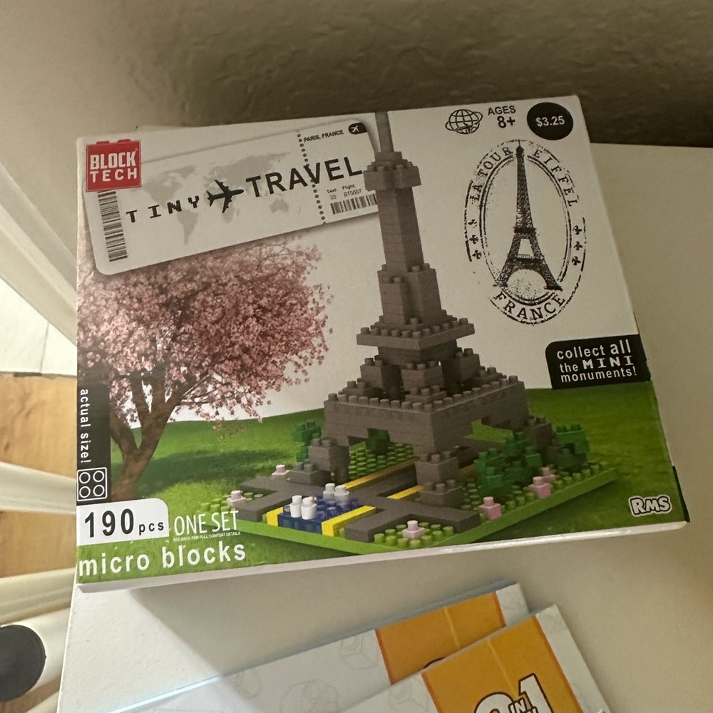 LEGO Pink Typewriter with Floral Accents - Picture 4 of 5